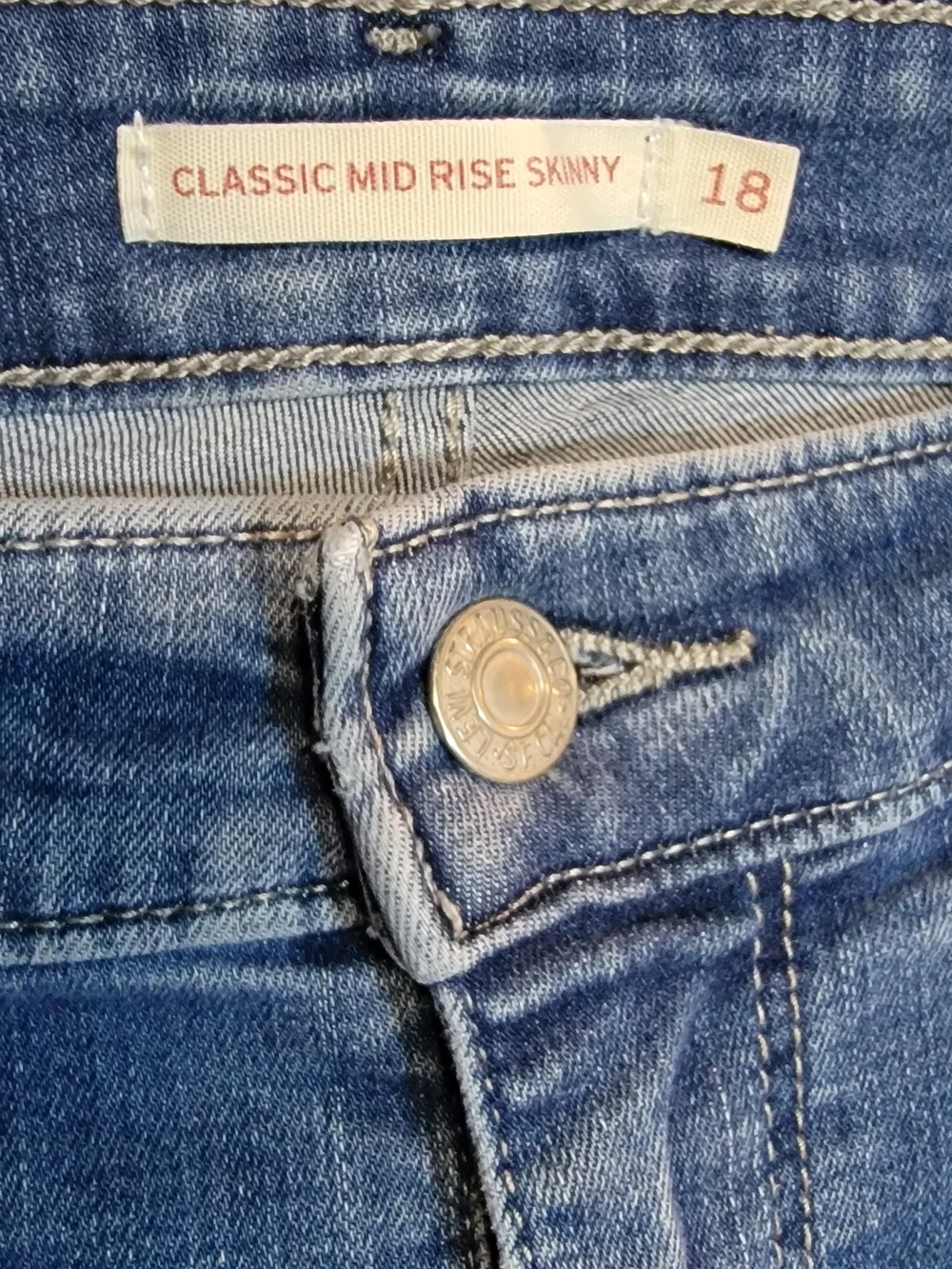 Levi's Classic Mid Rise Skinny Jeans Size 18